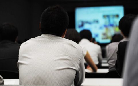 ストーカーまがいの変質客にも悩まされる